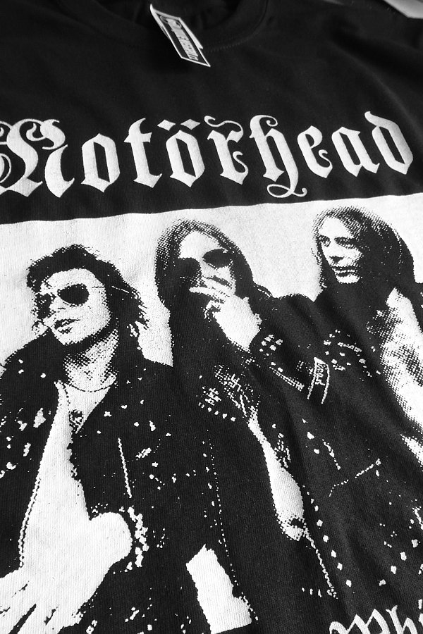 Polera estampado en serigrafía, estilo heavy metal thrash punk stoner doom death black